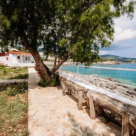 Апартаменты Floreica Maisonneta By The Sea.
